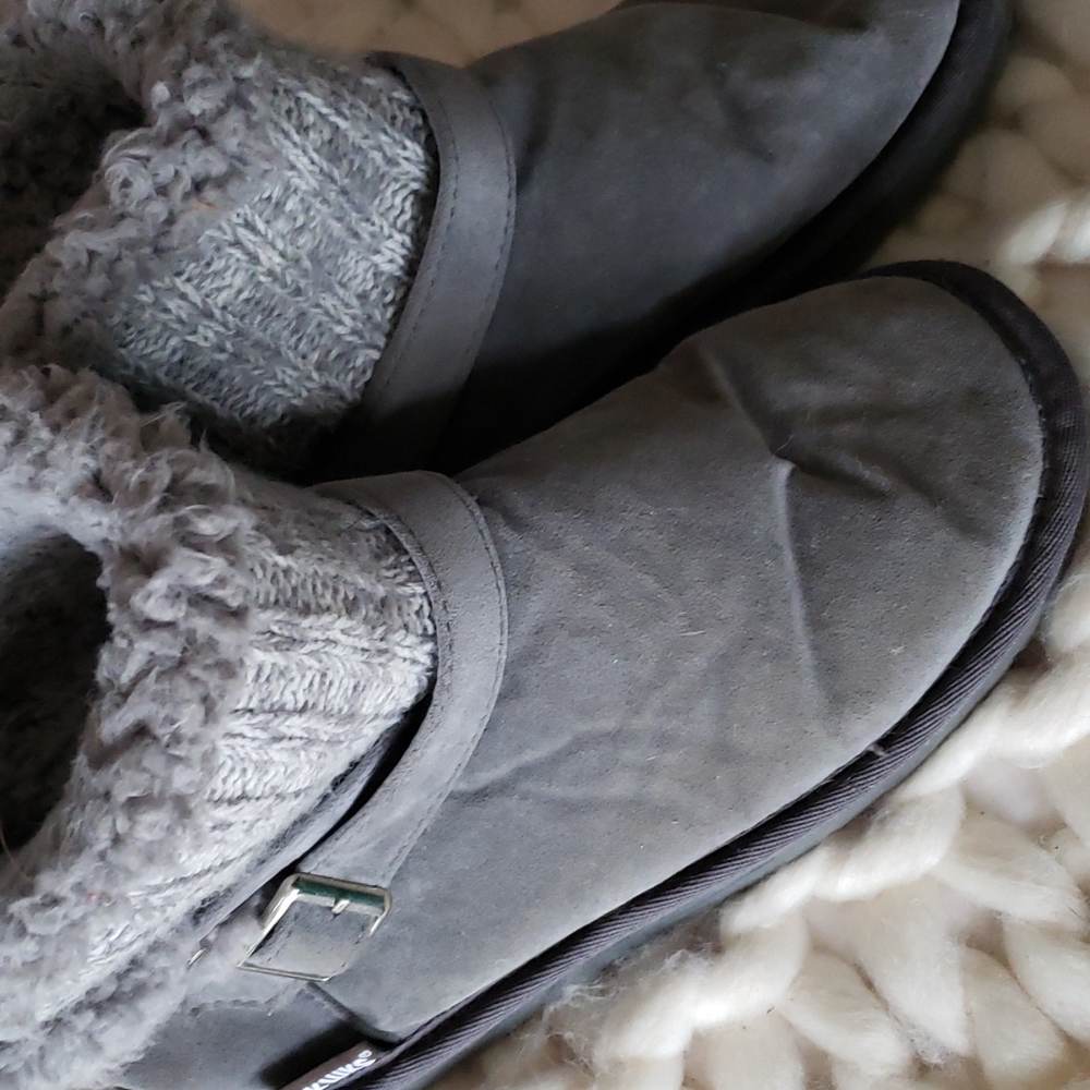 Muk Luks Suede Booties sz 9